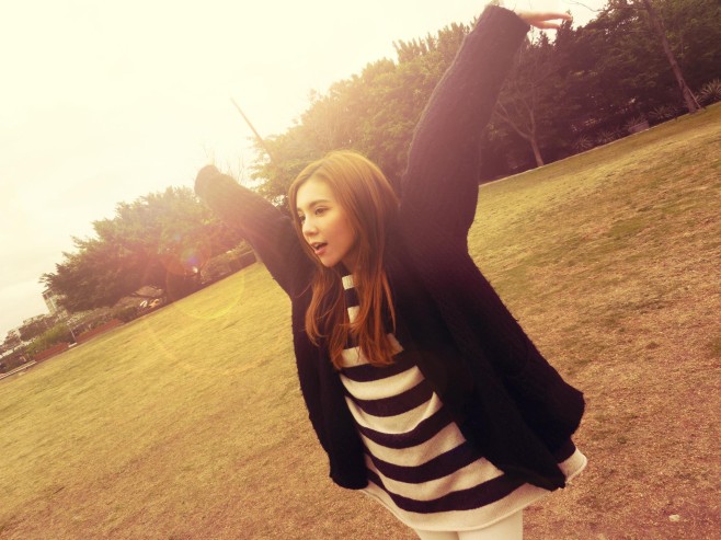 Girl-in-a-field-BenQ-G1-girl-Digital-Cameras-BenQ-Photo-Club-1920x1440-twd8b091212