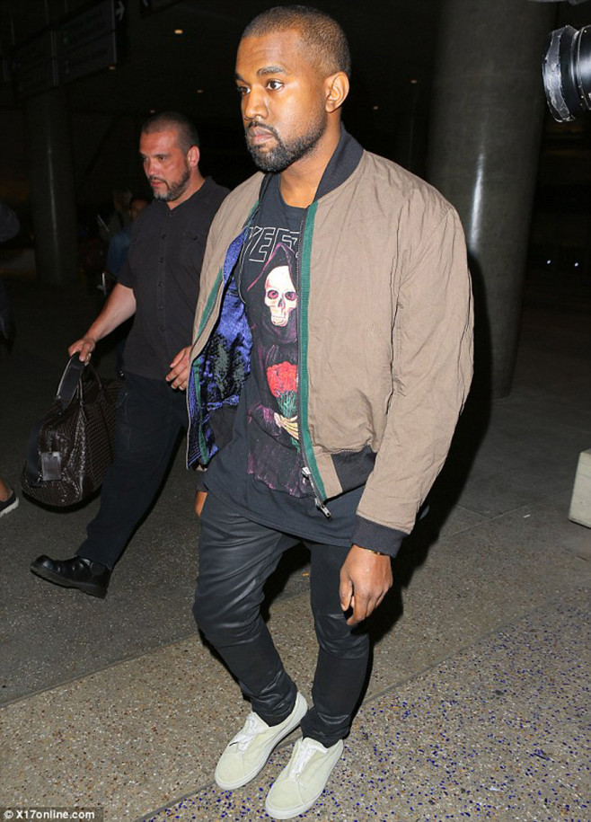 KANYE WEST 著Creative Recreation現身機場 1