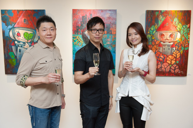 左起為靠邊走藝術空間創辦人Ron、KENNY WONG王信明、靠邊走藝術空間藝術總監Ginger