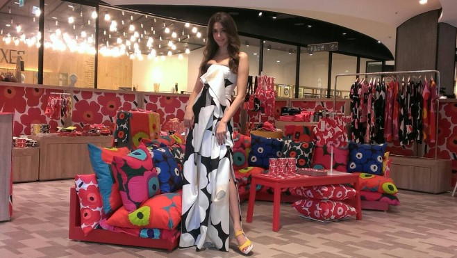 瑞莎著marimekko Unikko50周年限定款長洋裝現身marimekko Pop-up Store (2)
