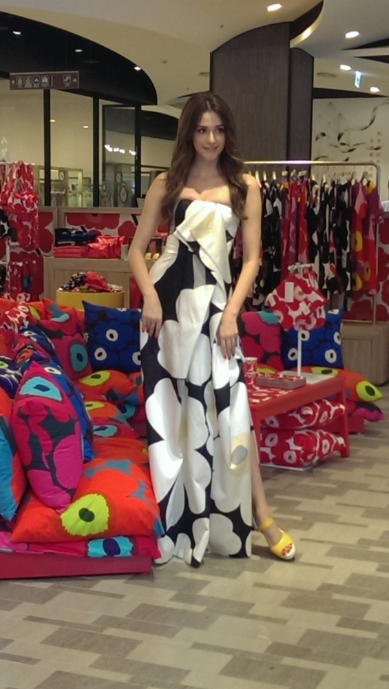 瑞莎著marimekko Unikko50周年限定款長洋裝現身marimekko Pop-up Store (4)