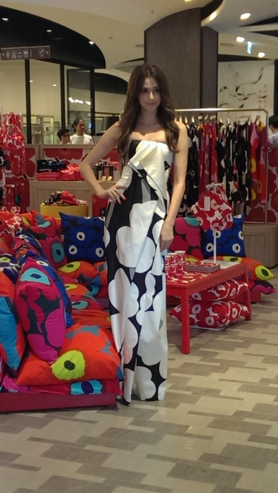 瑞莎著marimekko Unikko50周年限定款長洋裝現身marimekko Pop-up Store