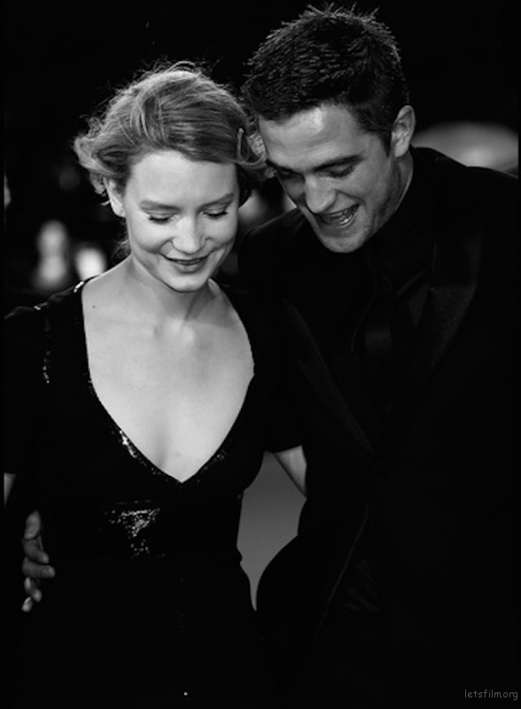 26-mia-wasikowska-and-robert-pattinson-by-valerie-hache-afp