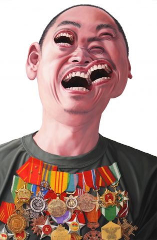5292_9_Nguyen-Xuan-Huy-Portrait-mit-US-und-vietnamesischen-Orden-nach-Picassos-Weinender-Frau