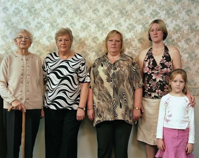 Families_with_5_Generations_in_1_Photo_by_Julian_Germain_2014_02