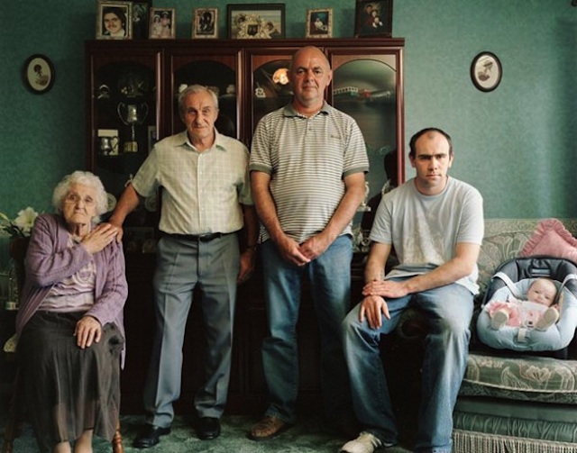 Families_with_5_Generations_in_1_Photo_by_Julian_Germain_2014_12