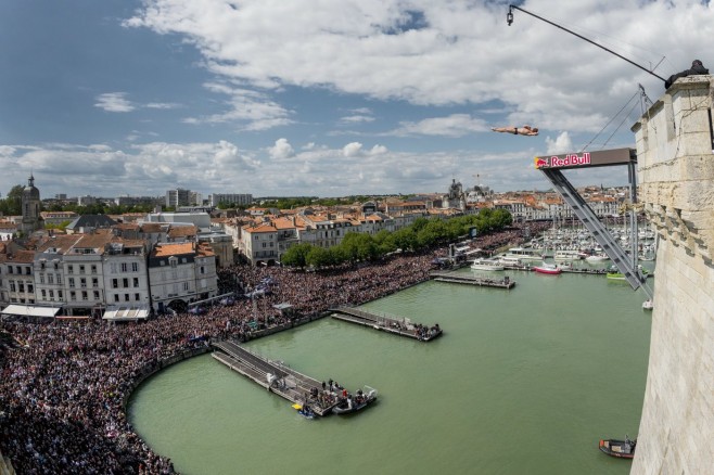 Tens of thousands of spectators crowded the old harbour and looked up to the top of the Saint Nicolas Tower_2013