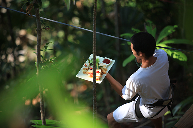 Treehouse-Restaurant-Delivers-Meal-Via-Zipline-5