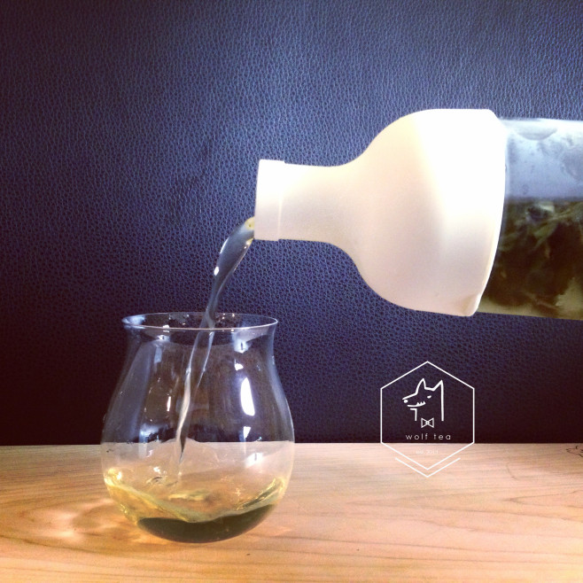 琅茶 冷泡茶教學 過濾掉茶渣倒入杯中