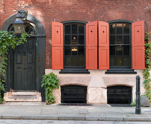 Dennis_Severs_House_façade_2010_photographed_from_Folgate_Street