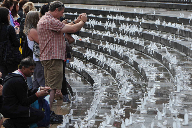 minimum-monument-ice-sculptures-first-world-war-commemoration-nele-azevedo-10