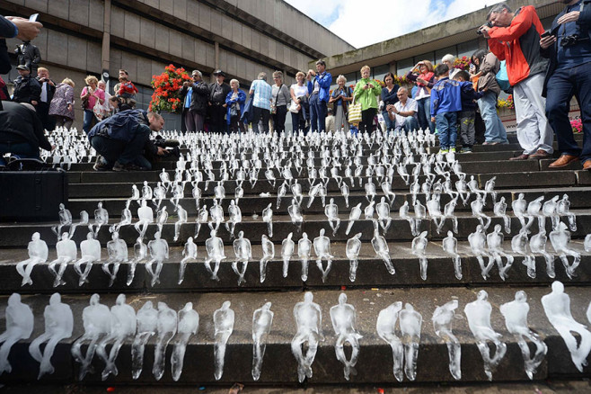 minimum-monument-ice-sculptures-first-world-war-commemoration-nele-azevedo-21