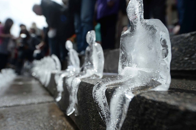 minimum-monument-ice-sculptures-first-world-war-commemoration-nele-azevedo-3