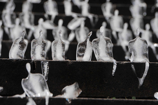 minimum-monument-ice-sculptures-first-world-war-commemoration-nele-azevedo-4
