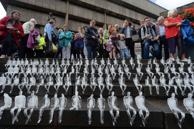 minimum-monument-ice-sculptures-first-world-war-commemoration-nele-azevedo-6