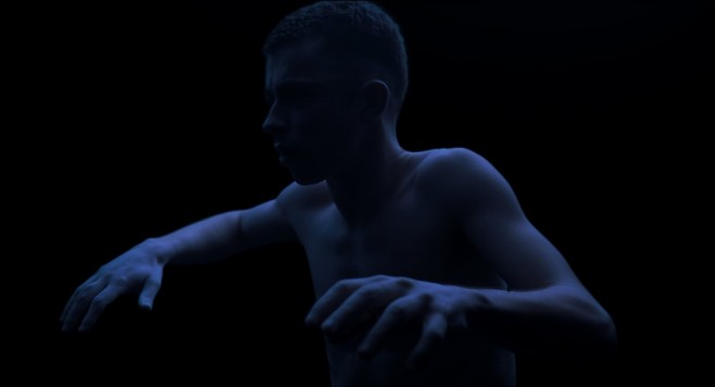 under-the-skin-2013-005-pickup-guy-up-to-arms-in-water