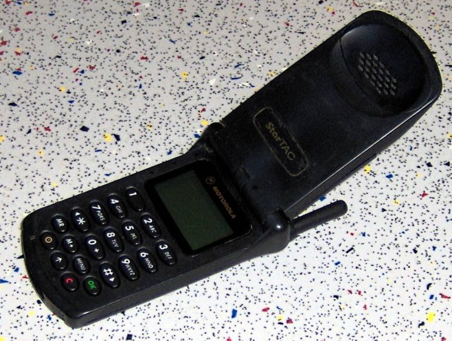 1024px-MotorolaStarTAC
