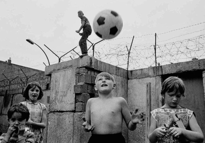 GERMANY, Berlin, 1963. Children playing at the Berlin Wall in Berlin Wedding