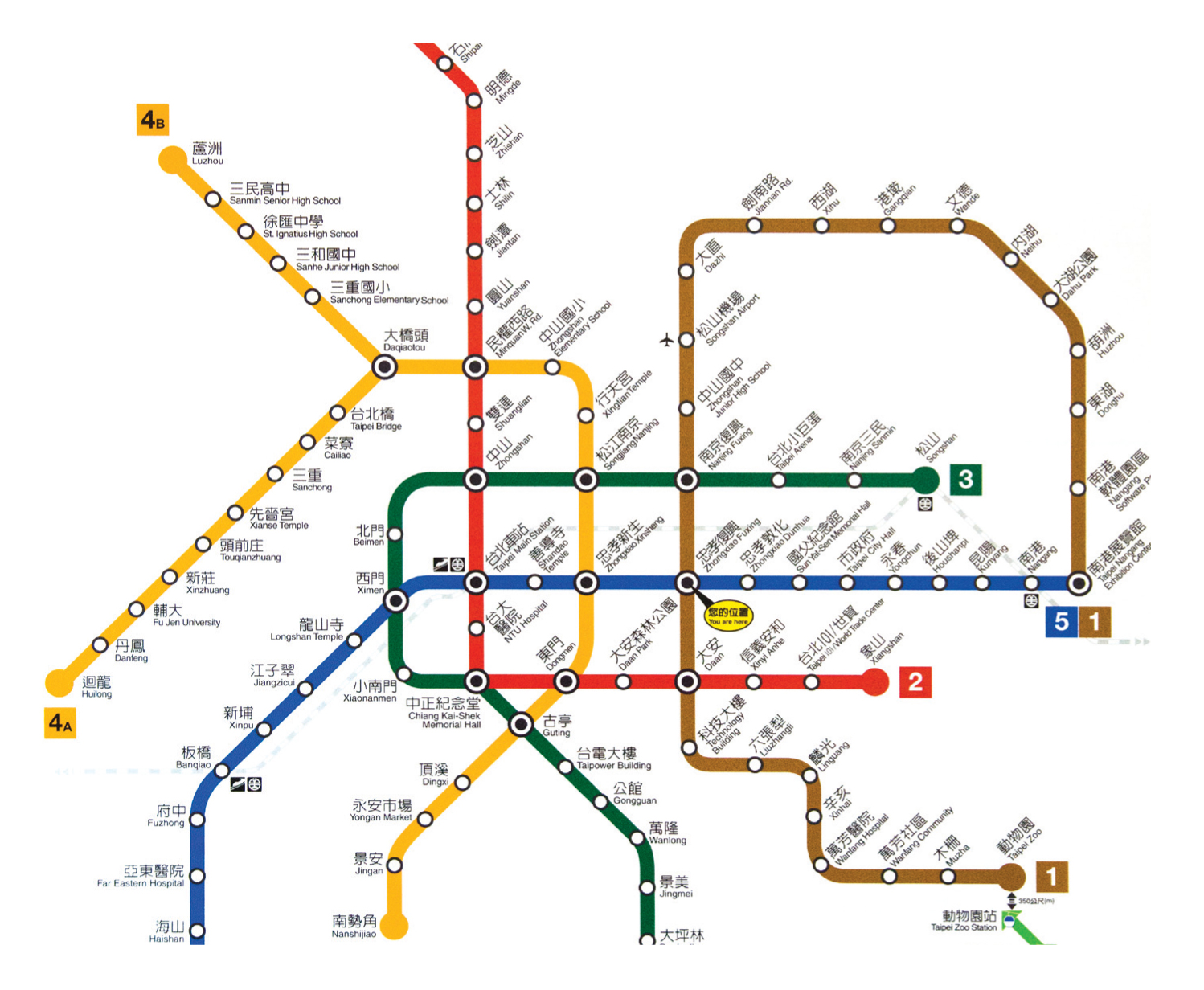 臺北捷運路網圖的文字方向有直有斜,且英文字過小,閱讀起來有點吃力。