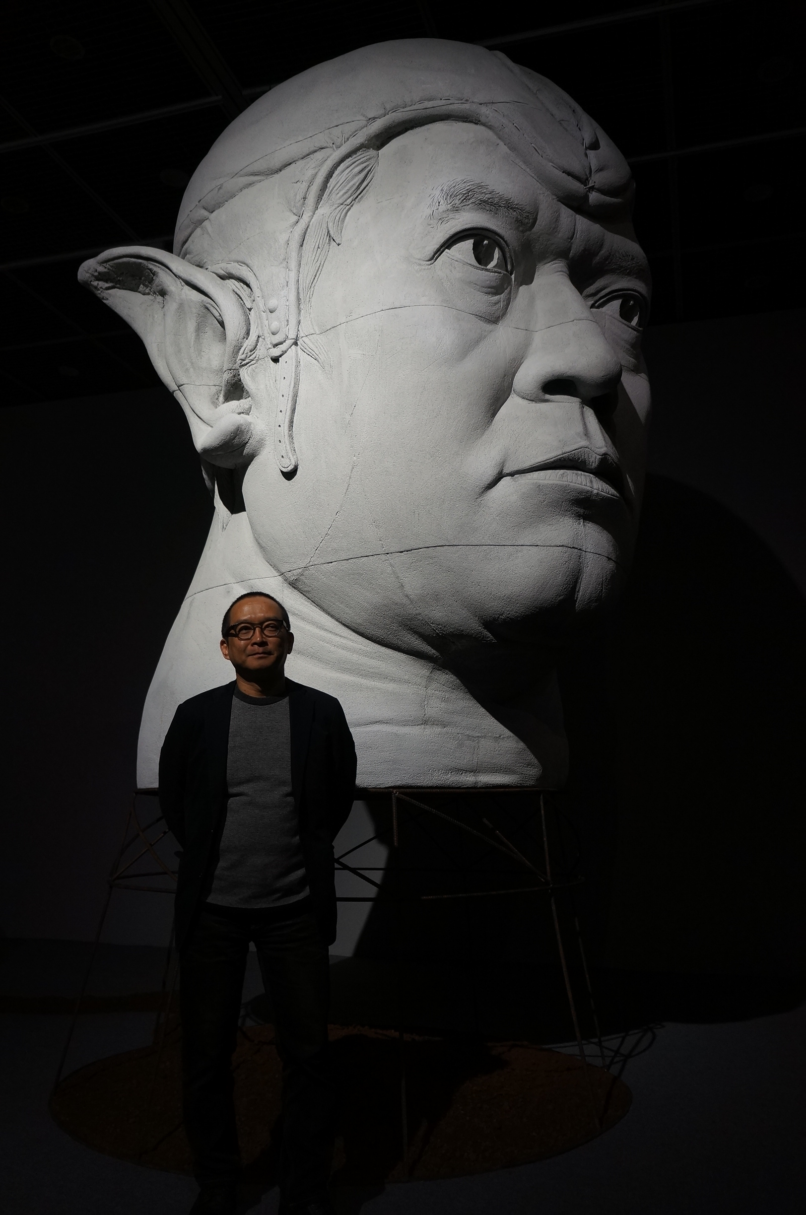 藝術家郭維國以自己的形象創作大型雕塑作品