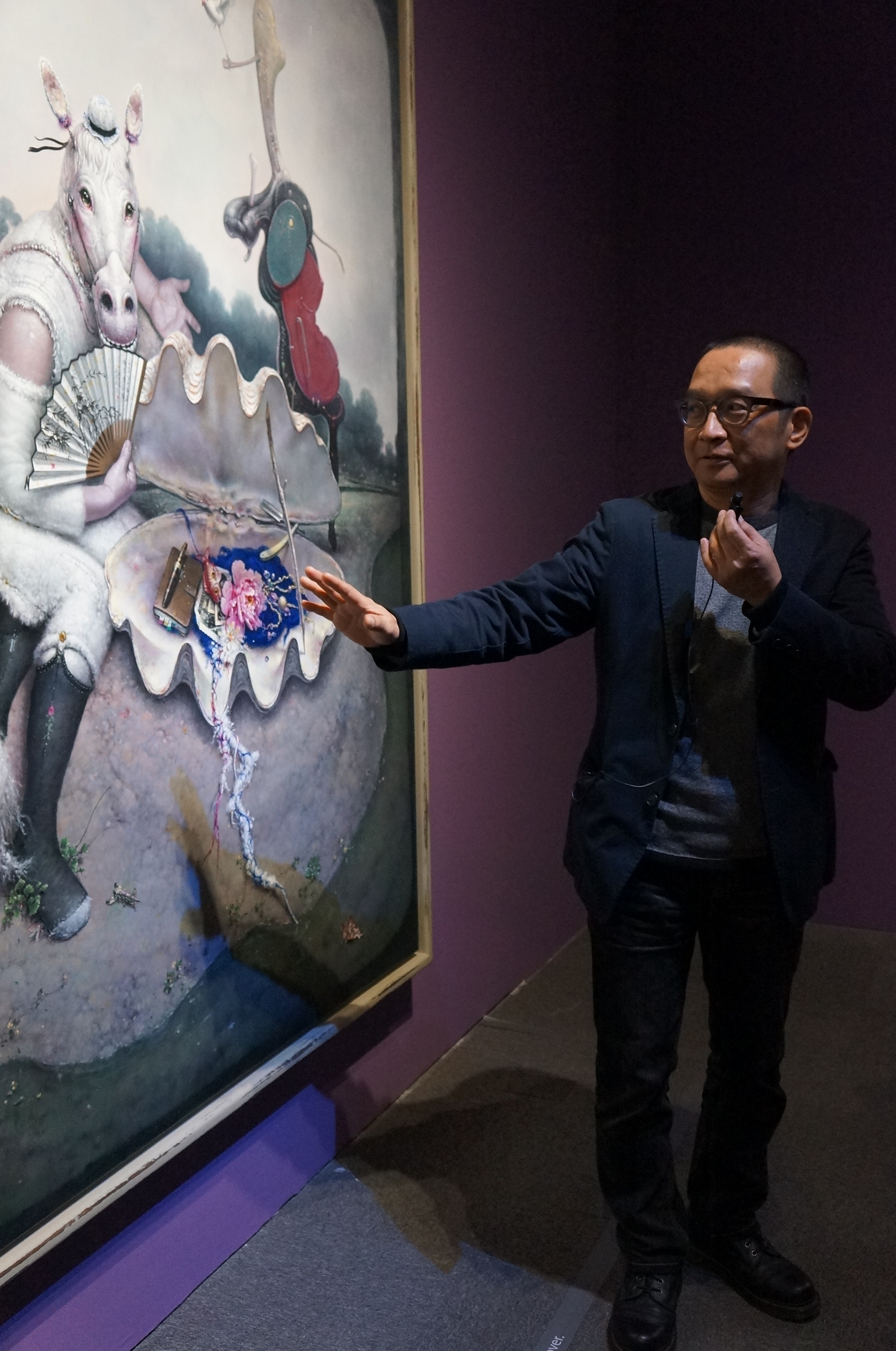 藝術家郭維國現場進行導覽講解作品概念
