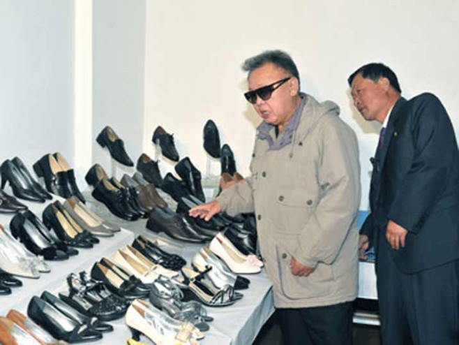 kim-jong-il-looking-at-things-189