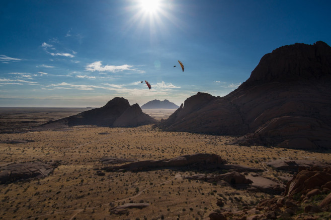 buglarian-pilot-veso-ovcharov-paraglide-flying-in-the-namib-desert-namibia