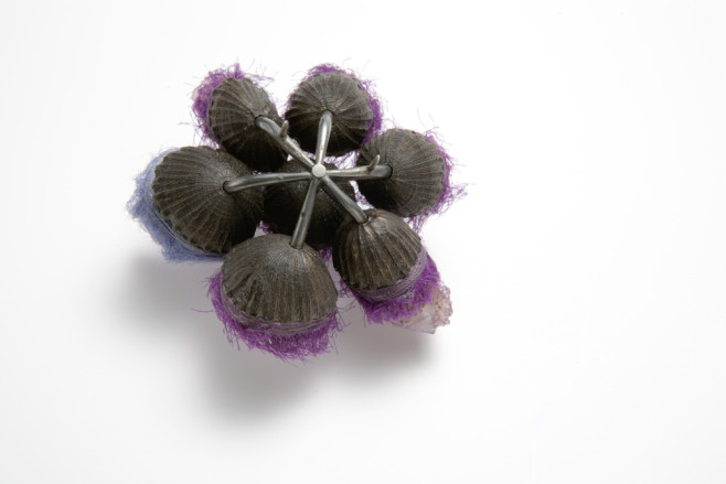 Terhi Tolvanen 作品，Grappe 2009. Brooch Ø 6 cm. Amethyst, silk, wood, paint