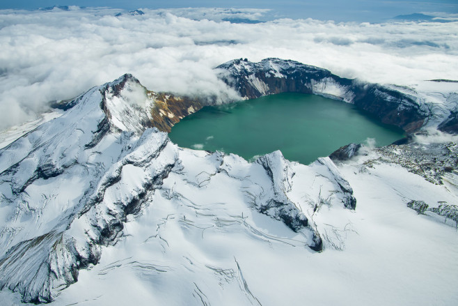 crater-lake-in-katmai-national-park-alaska-usa