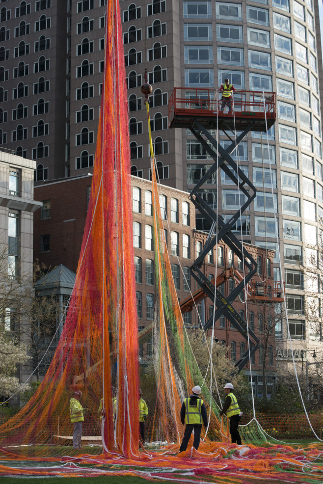 5547dd8de58ece706c000570_janet-echelman-suspends-massive-aerial-sculpture-over-boston-s-greenway_vanderwarker_pdv6276
