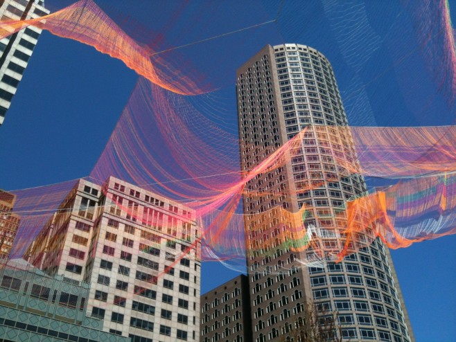 5547dda7e58ece706c000571_janet-echelman-suspends-massive-aerial-sculpture-over-boston-s-greenway_melissa_henry_img_0999