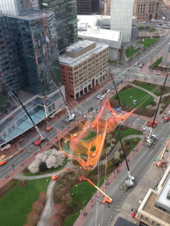 5547ddc0e58ece706c000572_janet-echelman-suspends-massive-aerial-sculpture-over-boston-s-greenway_greenway_conservancy_img_0994