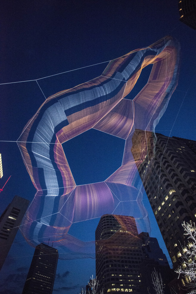 5547de2ce58ece706c000576_janet-echelman-suspends-massive-aerial-sculpture-over-boston-s-greenway_vanderwarker_pdv6733