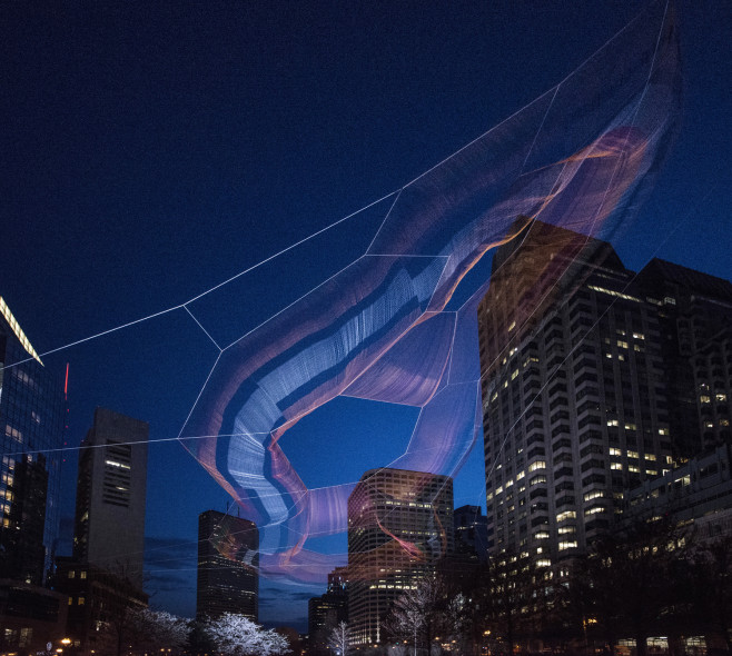 5547de47e58ece5029000599_janet-echelman-suspends-massive-aerial-sculpture-over-boston-s-greenway_vanderwarker_pdv6738