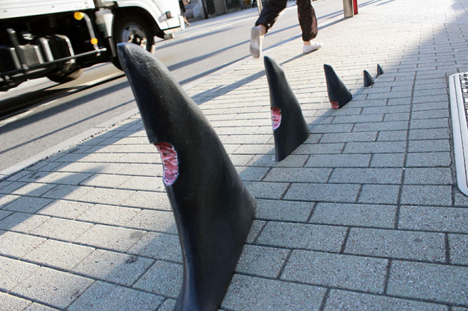Asias-social-and-political-issues-through-the-surrealistic-eyes-of-Pejac.3__880