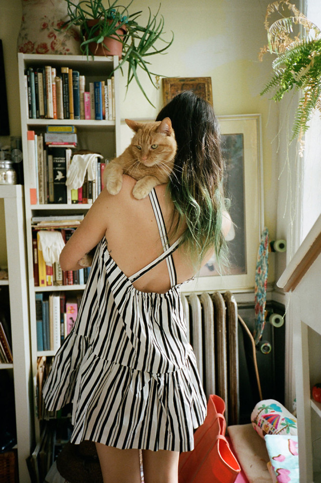 Girls-and-their-Cats-Photographer-captures-NYC-women-with-their-furry-companions-18__880