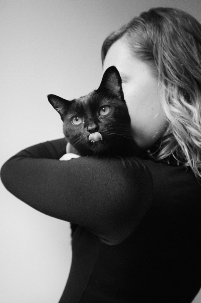 Girls-and-their-Cats-Photographer-captures-NYC-women-with-their-furry-companions-19__880