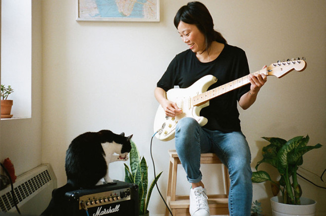 Girls-and-their-Cats-Photographer-captures-NYC-women-with-their-furry-companions-2__880