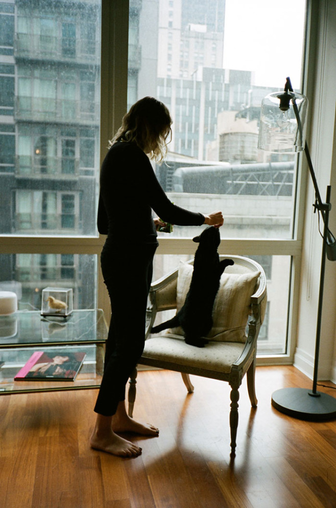 My-photo-series-of-Girls-and-Their-Cats-on-Instagram.1__700