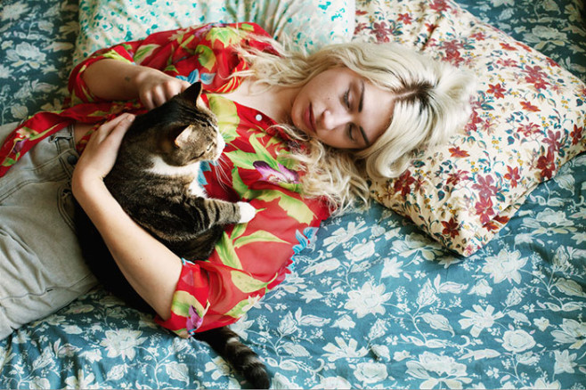 My-photo-series-of-Girls-and-Their-Cats-on-Instagram.2__700
