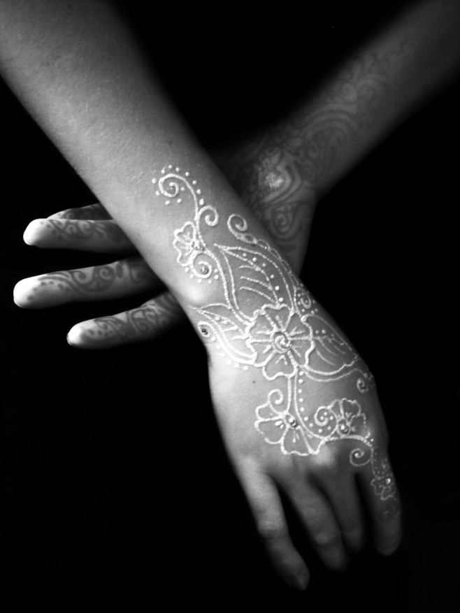 white-henna-tattoo-on-hand