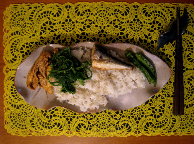 荷葉盤拿來放一人份的餐食也很適合喔~(菲比做完盤子的那天,先生就說以後他都要用這盤子吃飯)