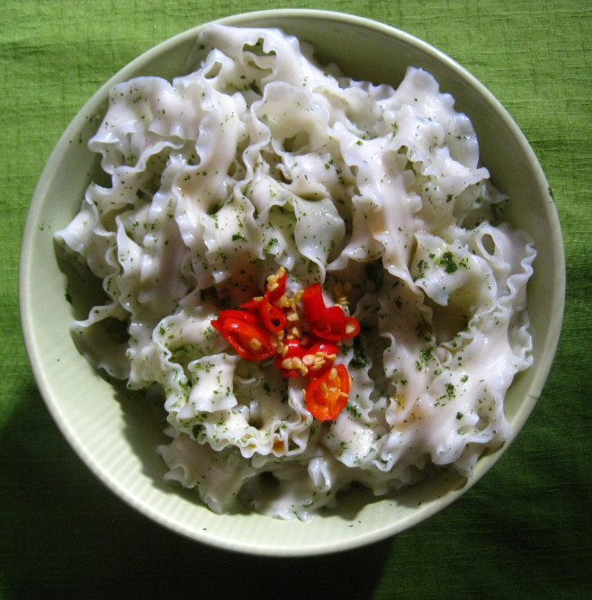 自製香椿醬拌麵(這也超好吃,但若裝盤可以厲害一點,身價立馬翻倍)