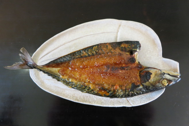 味增烤魚栗子盤型也很搭配~(長型盤其實是魚料理的好朋友)