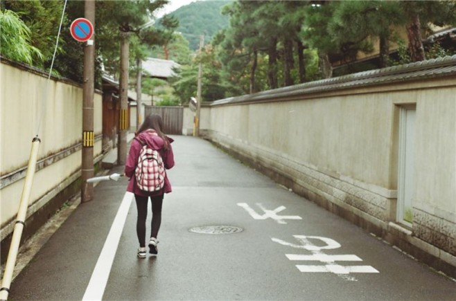 53-日本-京都-游子在南禅寺路上
