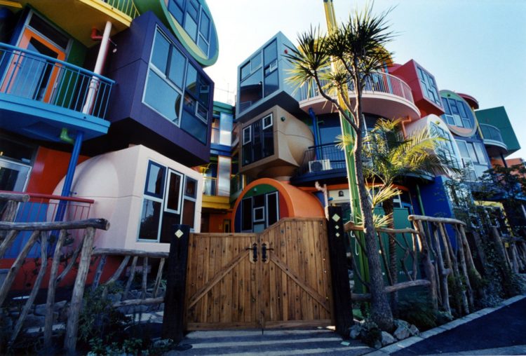 位在東京三鶯市的 Reversible Destiny Lofts 以獨特外觀吸引遊客短期入住