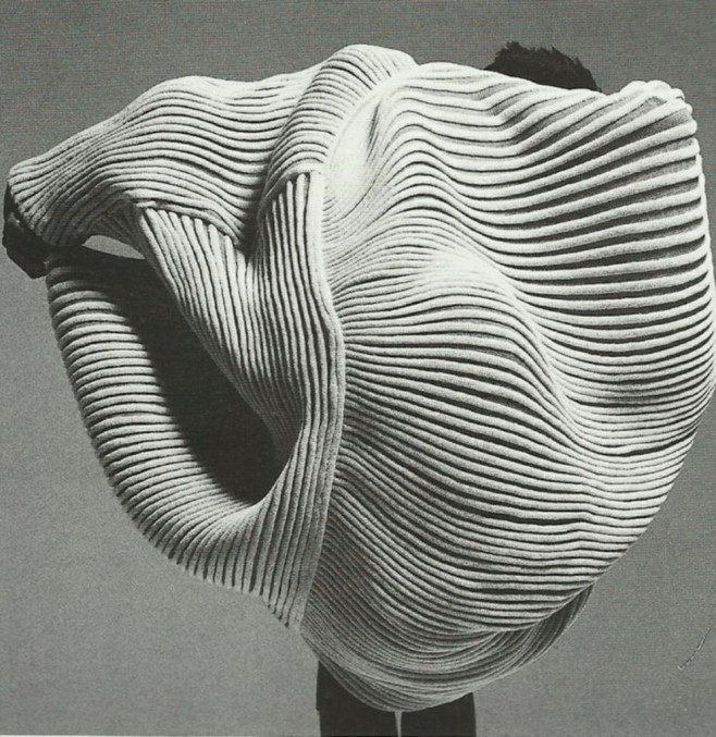 PATTERNITY_BILLOWING-PLEATS_Issey-Miyake-SS85-995x1024
