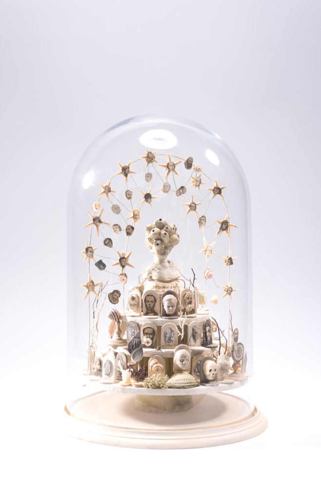 水手靈骨塔_ 玻璃球外罩,石膏雕塑,浮木,貝殼,海星_ Φ20x35cm_ 2013
