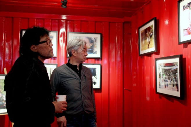 晨曦活動最後一天，攝影大師李屏賓(左)也到場，他的攝影作品展示於台北之家貨櫃當中，右為文化局長倪重華
