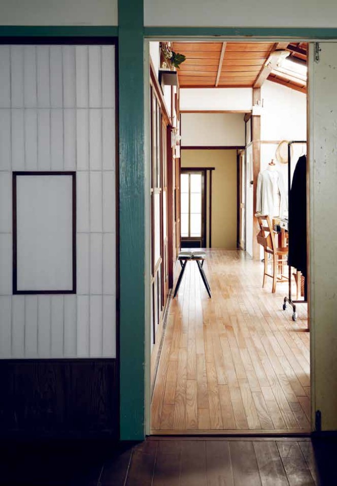 《KINFOLK家》大橋利枝子─葉山‧家 利枝子的工作室與通往家門口的走道相連，工作室裡有縫紉機、布料、工作桌及人形模特兒。